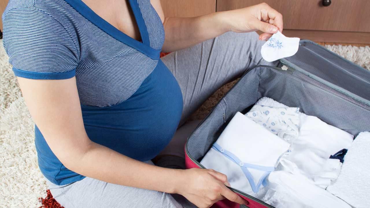 беременная собирает пакеты в роддом