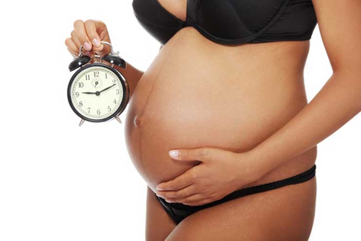 беременная с часами