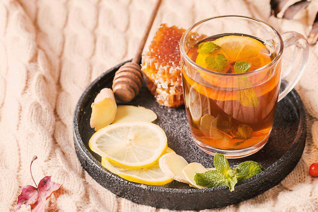 чай с медом и лимоном на подносе