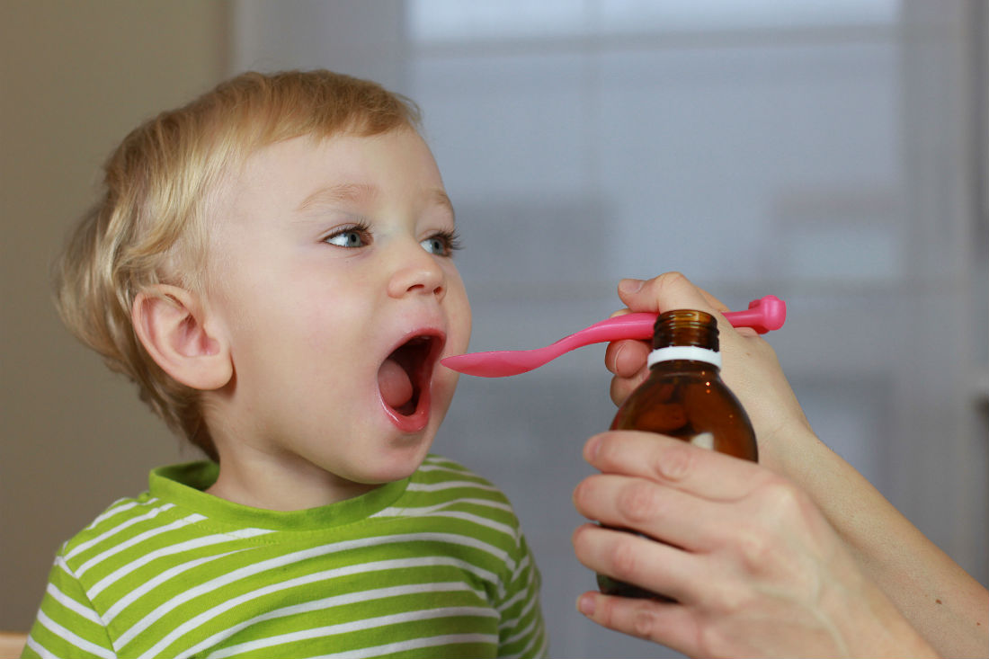 ребенку дают отхаркивающий препарат