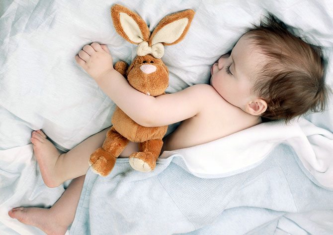 ребенок спит с игрушкой