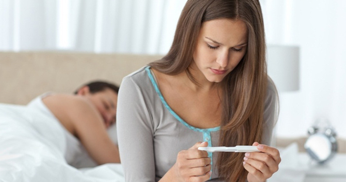 женщина тест на беременность