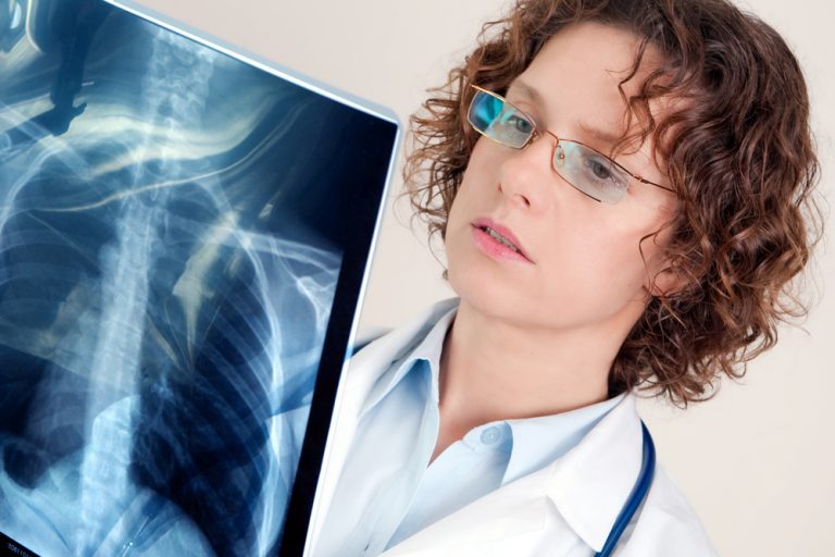 врач со снимком рентгена в руках