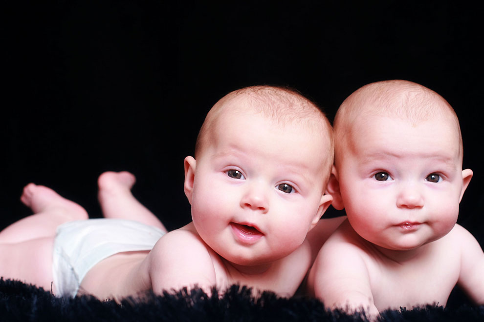 Верность близнецов. Дети двойняшки. Близнецы фото. Фото двойняшек. Близнецы мальчики.