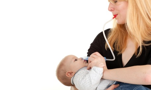Как чистить нос новорожденному: полезные советы