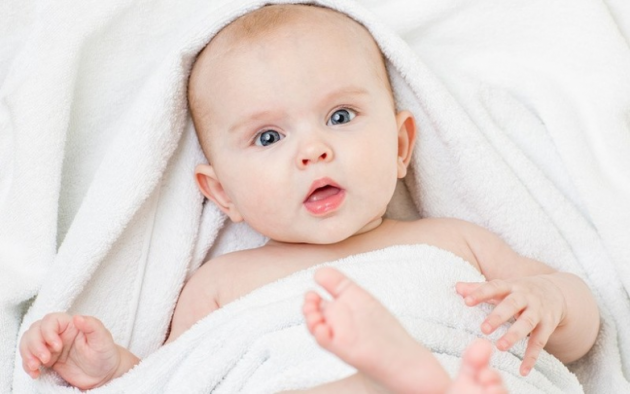 Слезится глаз у новорожденного и грудничка: почему, что делать?