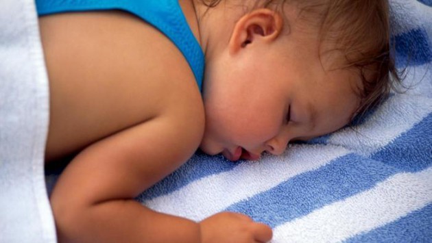 Ребенок сильно потеет во сне - это болезнь или норма?