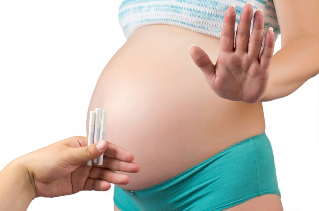 Малыш и мама в клубах дыма: влияние курения на течение беременности