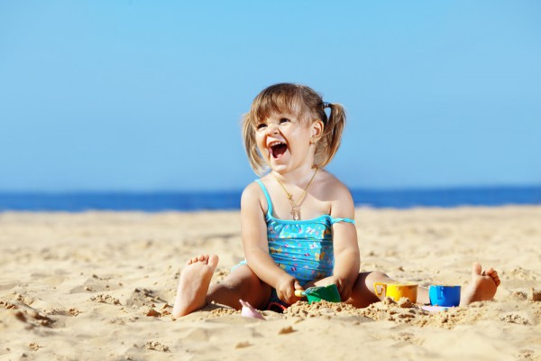 Семейный отдых: игры на пляже с детьми