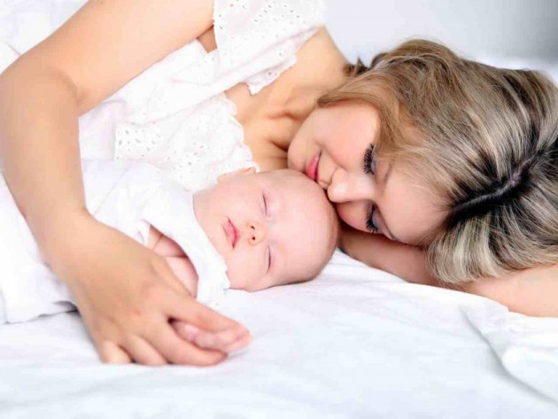 Полезен ли для младенца совместный сон с родителями?