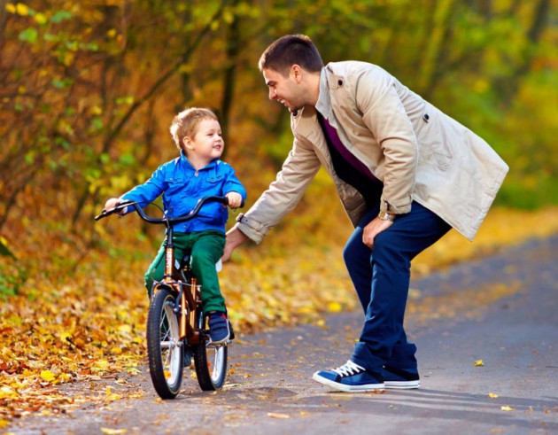 Учим ребенка кататься на велосипеде: простые советы родителям