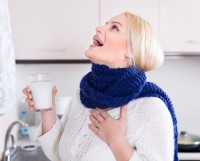 Болит горло при беременности: чем полоскать и как лечить