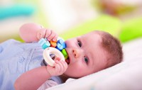 Понос – частый спутник прорезывания зубов у детей