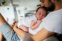 Как отцу установить прочную связь с новорожденным?