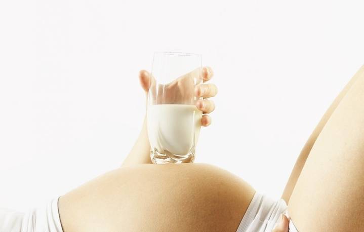 Беременная женщина поставила стакан на живот