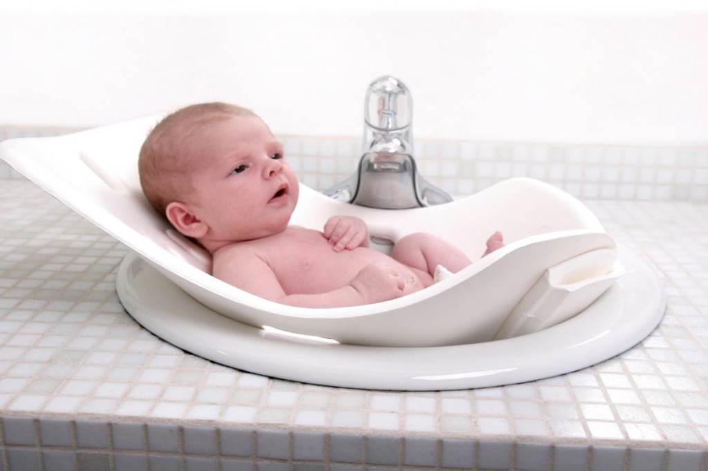 Подмывание новорожденного под краном