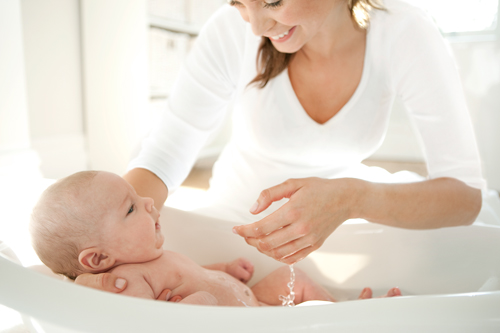 Купание малыша для лечения коликов в кишечнике