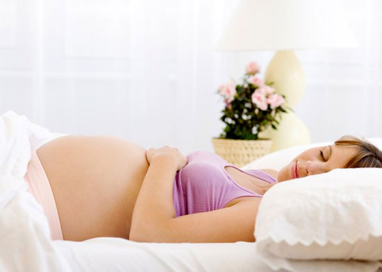 Удобная поза сна для беременной женщины