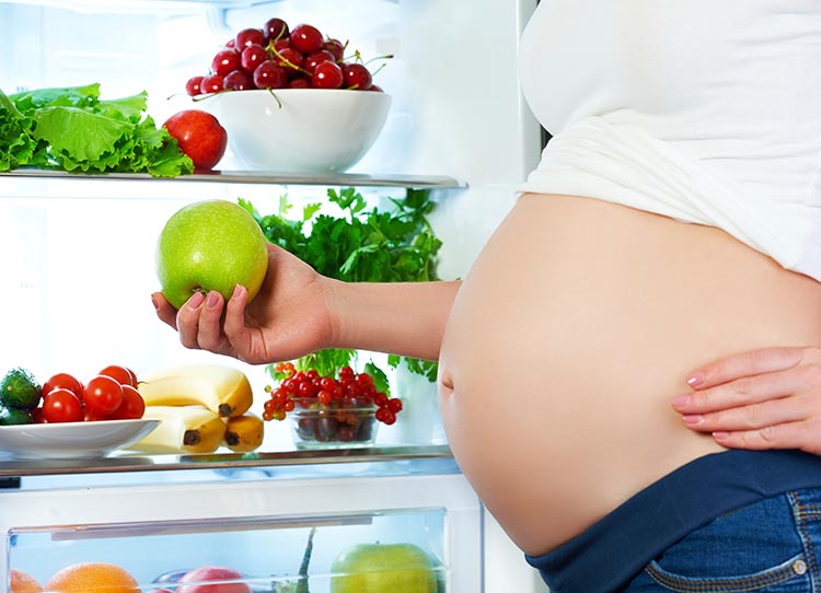 Беременная женщина с фруктами