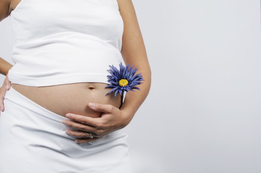 Беременная женщина с цветком