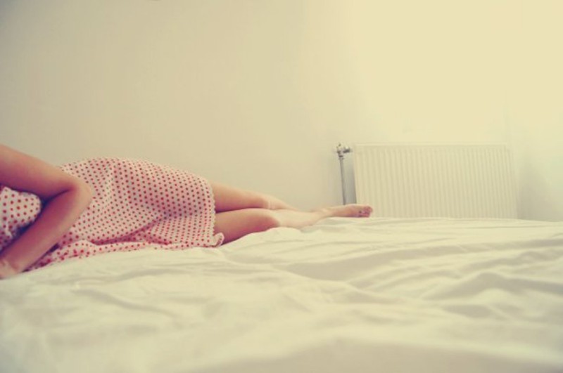 Девушка в пижаме на кровати без лица