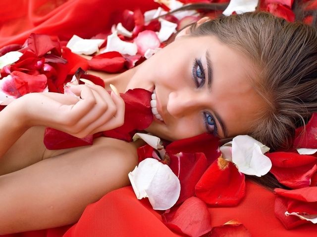 девушка с лепестками роз