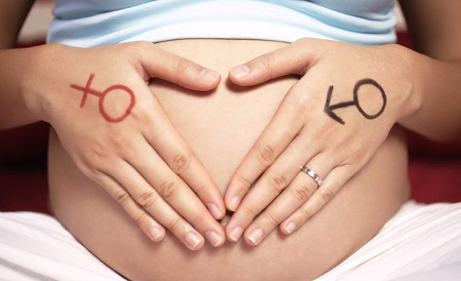 Ладошки на животе беременной