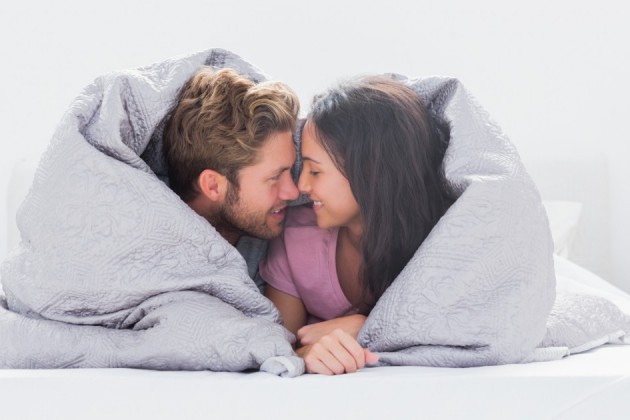 Мужчина и женщина укрыты одеялом