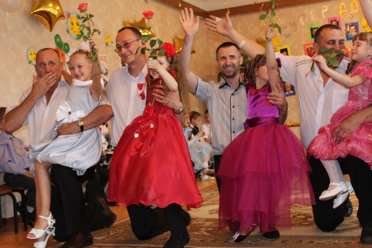 танец в детском саду с папами