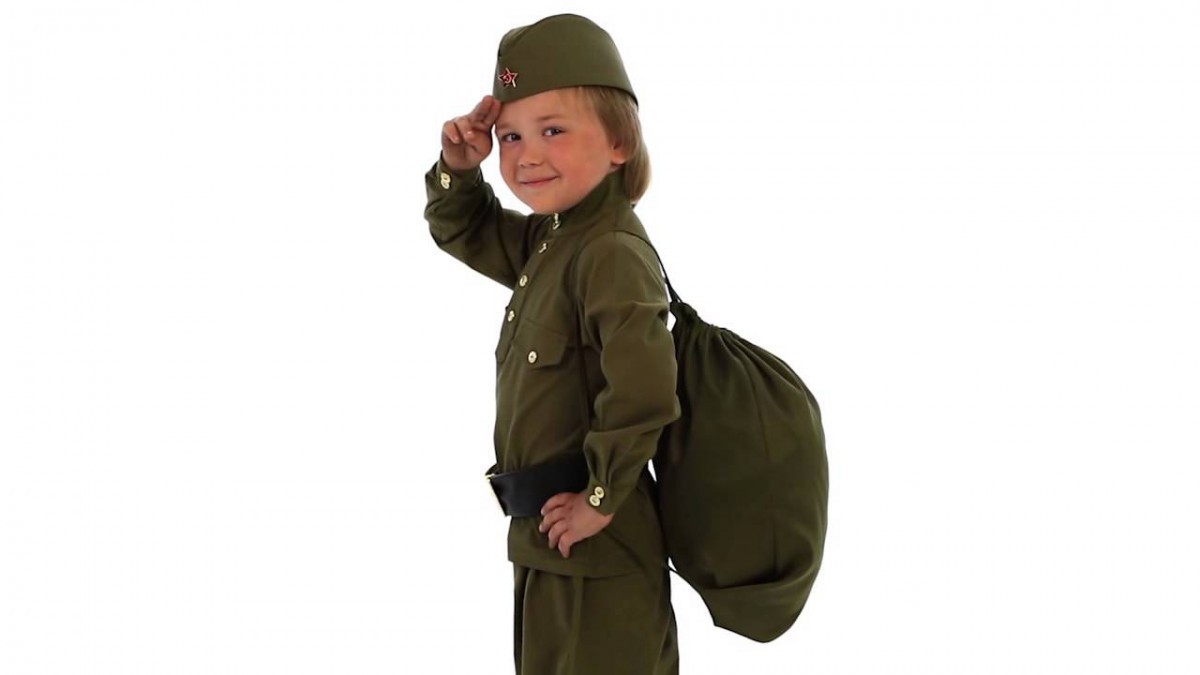Мальчик в форме солдата