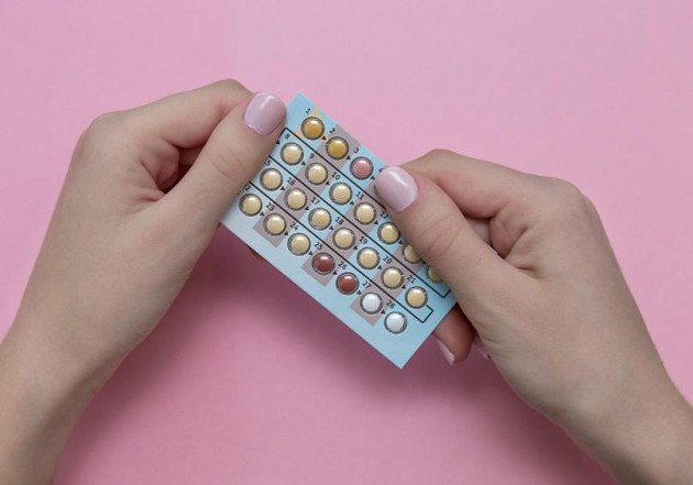 Руки,которые держат  переоральные контрацептивы