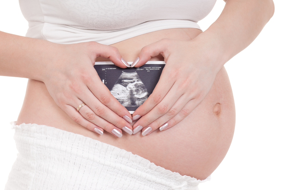 беременная держит снимок узи