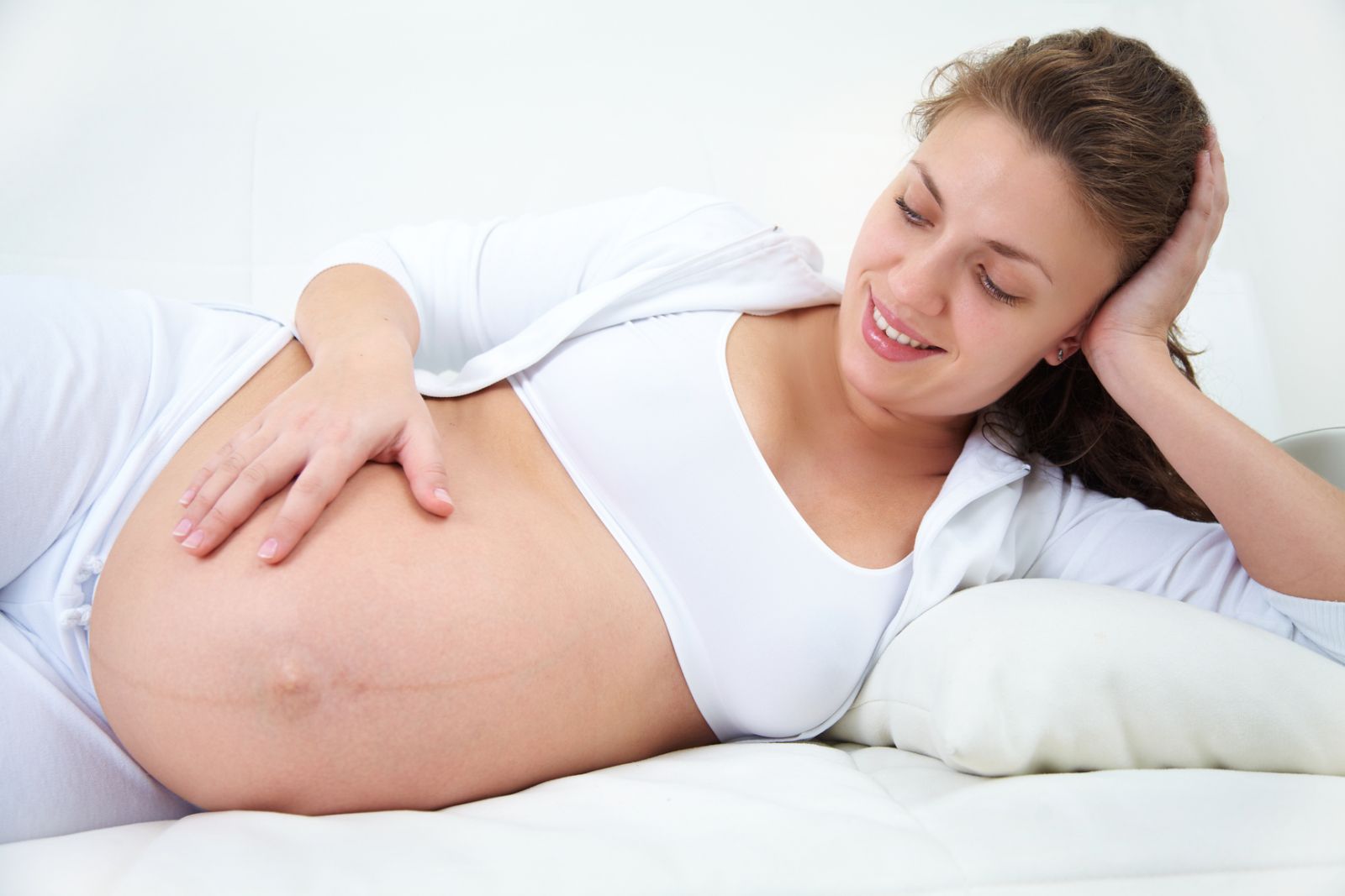 Беременная женщина лежит