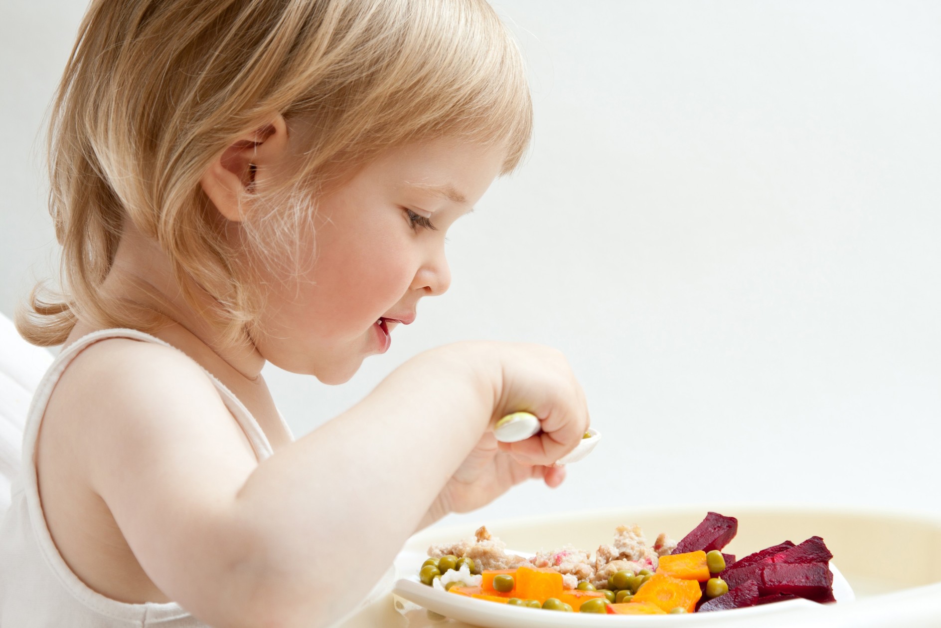 Если хотите стать сильными детки ешьте. Еда для детей. Ребенок кушает. Малыш ёда. Питание детей.