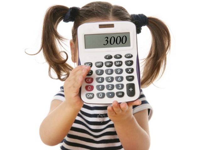 девочка держит калькулятор