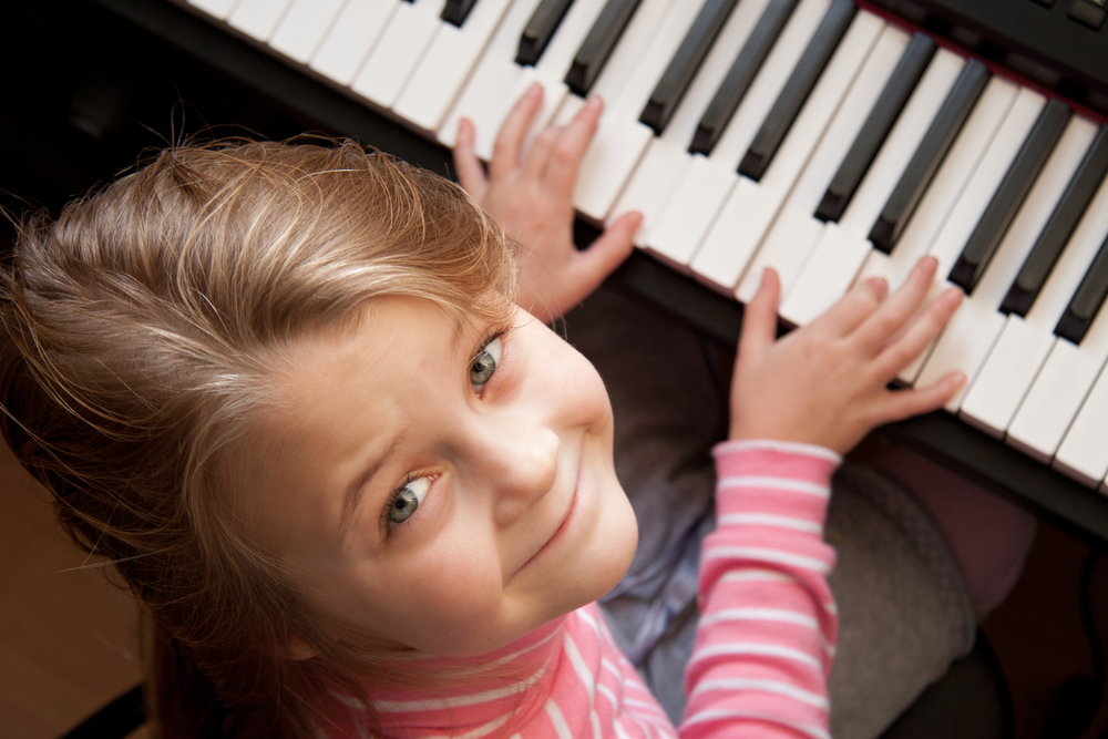 девочка за фортепиано