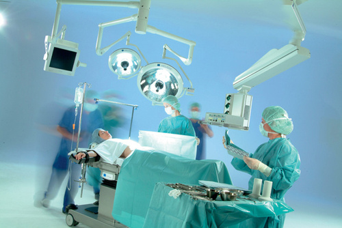 набор инструментов для хирургической операции