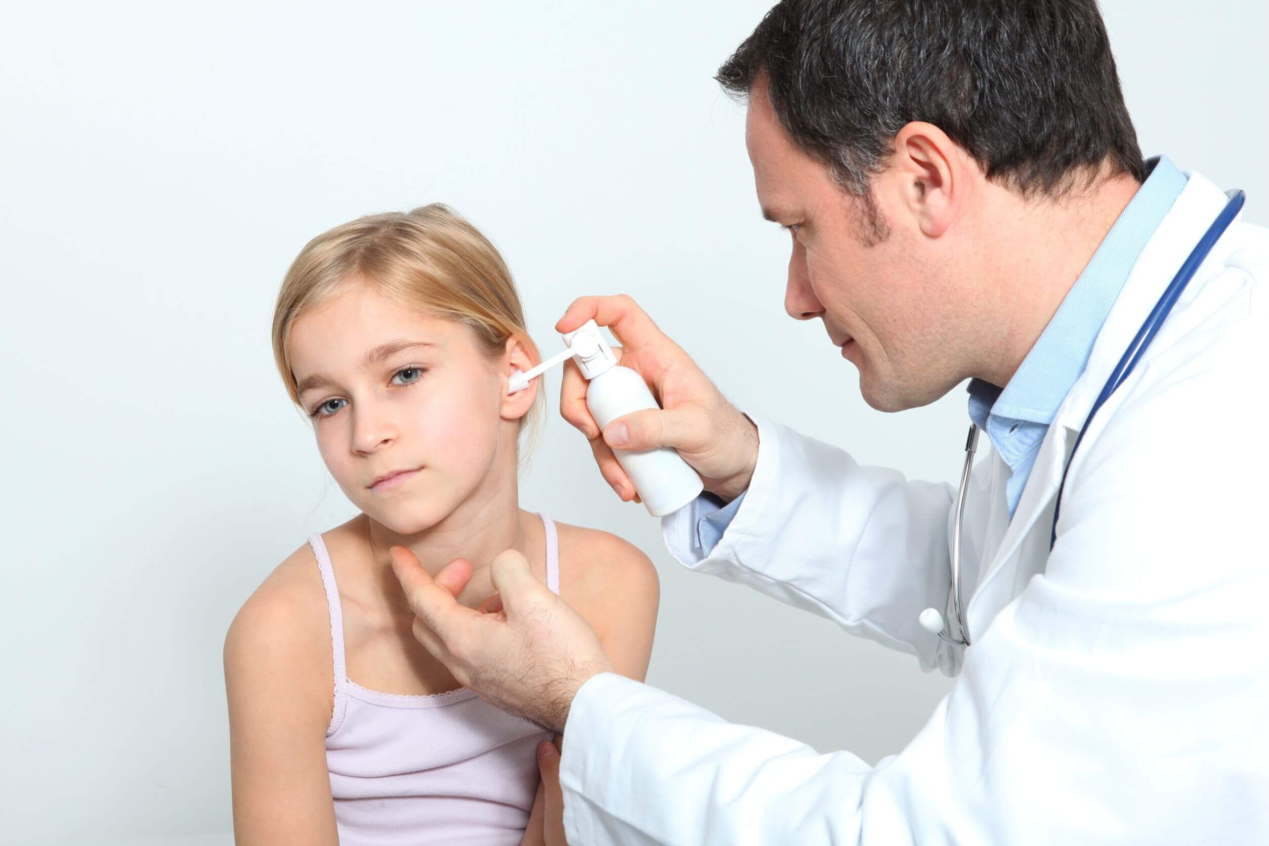 Лечение уха врачи. Отоларинголог дети. ЛОР врач и ребенок. Оториноларинголог детский. Врач ухо.