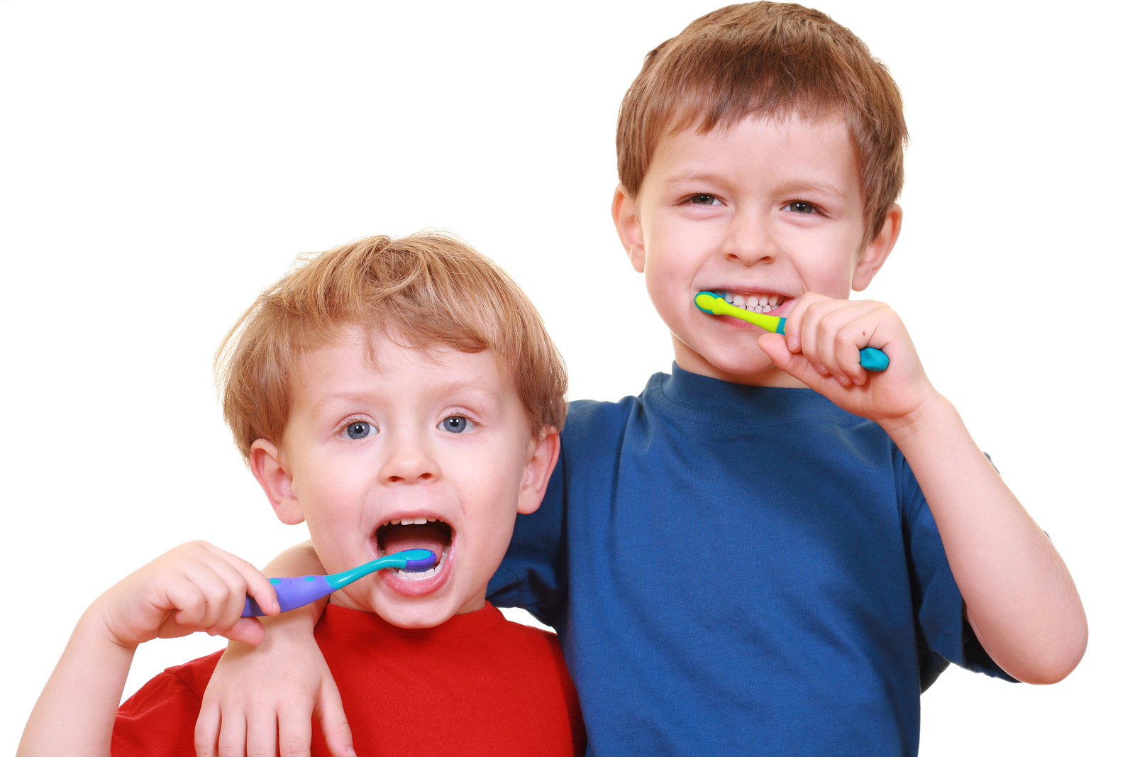 мальчики чистят зубы