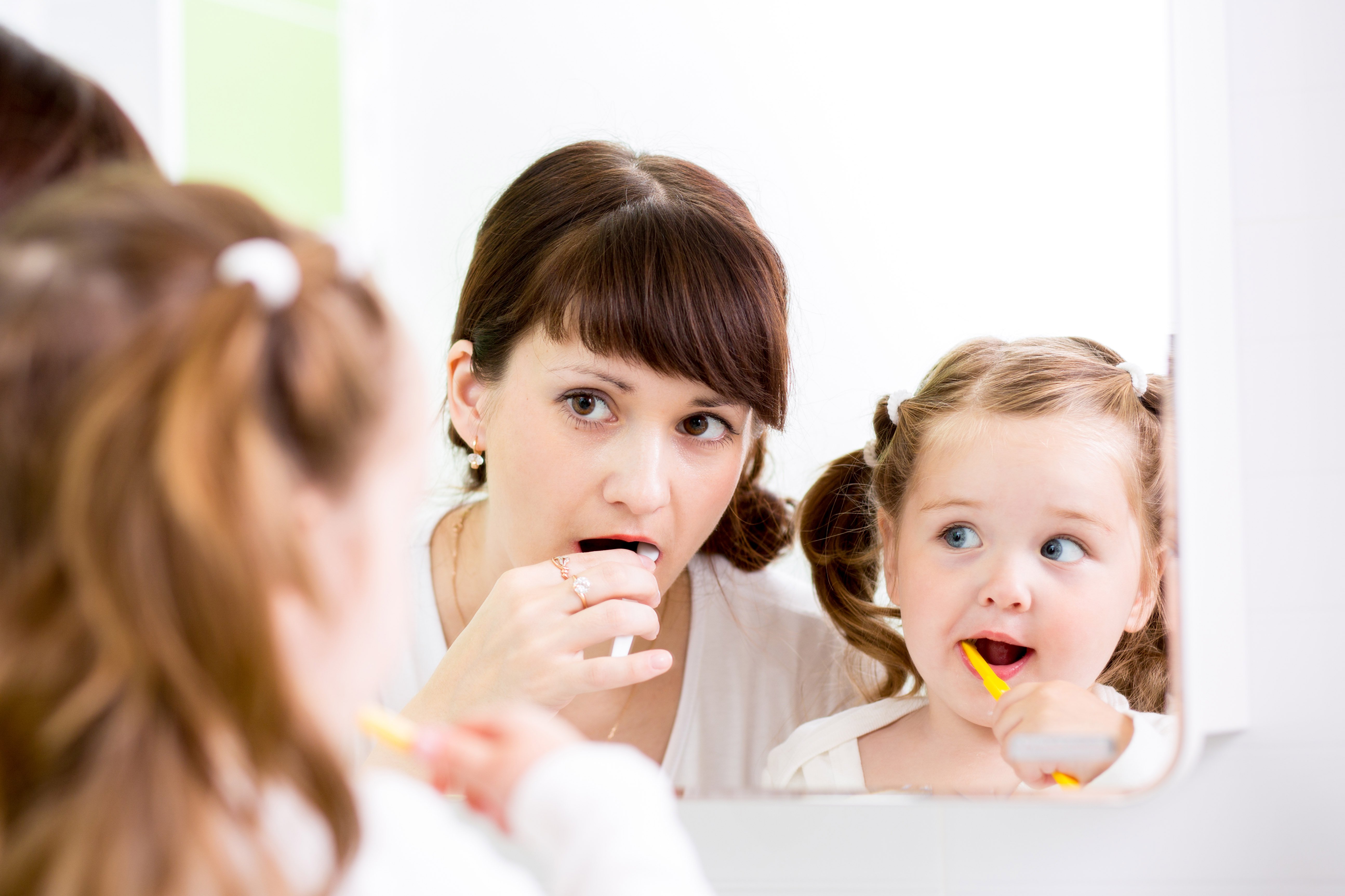 мама и дочь чистят зубы