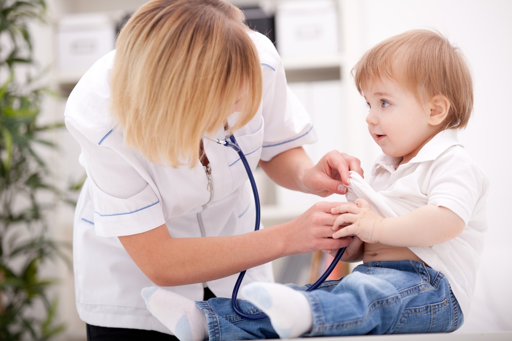 педиатр осматривает ребенка после прививки