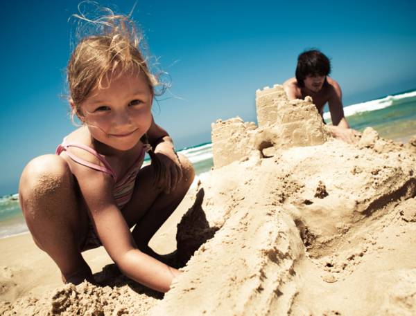 строительство песочного замка на пляже